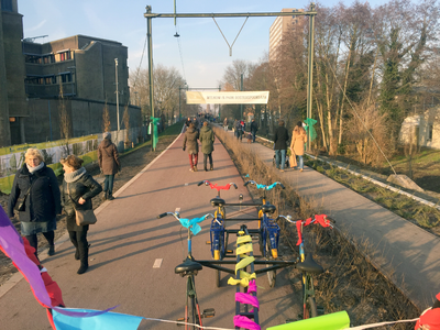 831441 Gezicht op het fiets- en wandelpad Oosterspoorbaan, tijdens het openingsweekend; links het gebouw van het ...